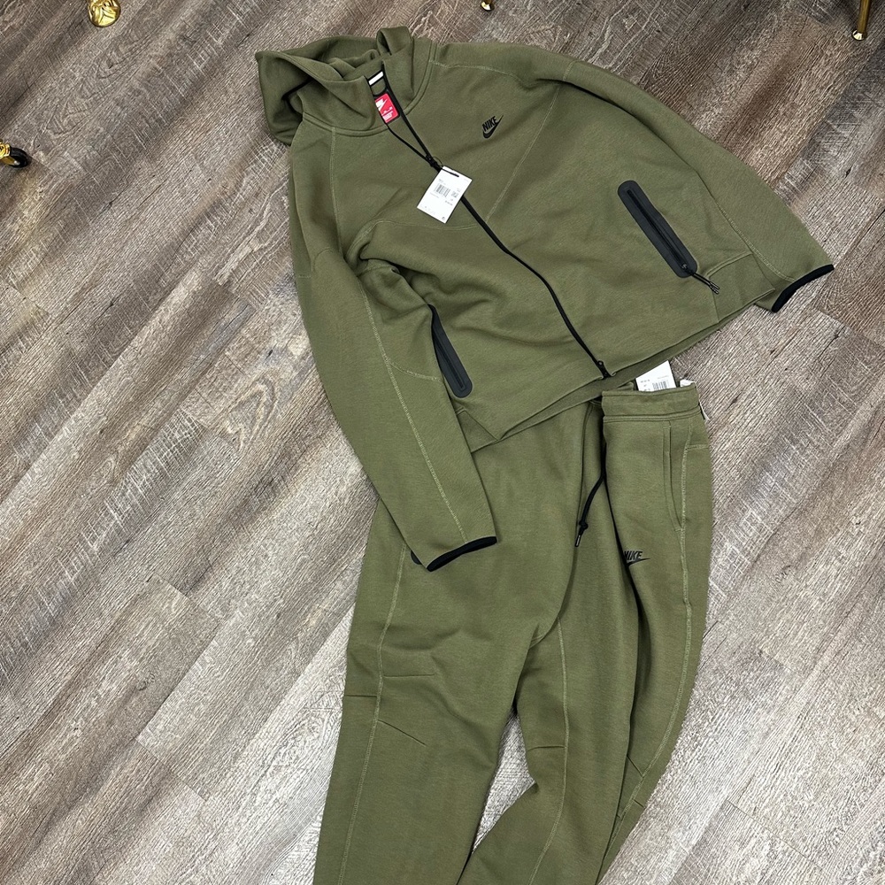 Men nike tech olive green
